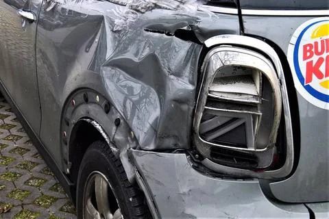  Unfall, Verkehrsunfall mit PKW, Kleinwagen Mini Cooper bei glatter Strass... Stock Photos