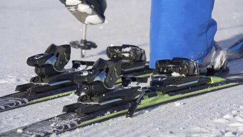 Unfixing the ski boot from the ski Stock-Footage 82811276