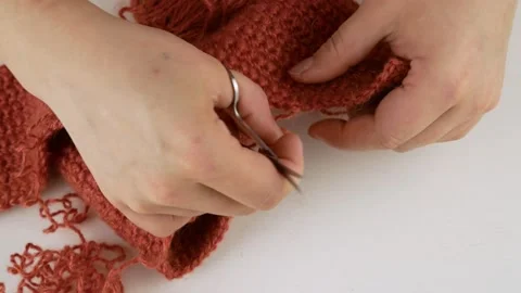 Unfolds the yarn. Crochet pattern of threads. DIY craft and tailoring. 스톡 동영상 141424423