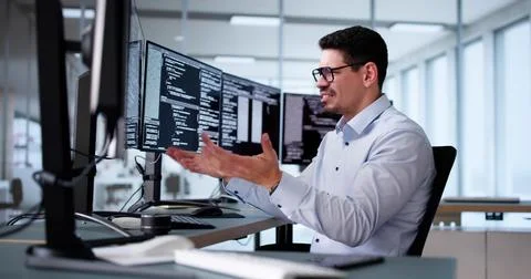 Unhappy Sad Developer Programmer Man In Stress Coding Software Foto stock