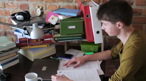 Unhappy student giving up on study and going sleep on the desk Vídeos de archivo 40974423