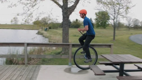 Unicycling on a Deck Vídeos de archivo 90054537