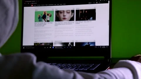 An Unidentified Anonymous Person Sits Down And Surfs In A News Web Site. Stock-Footage 171012749