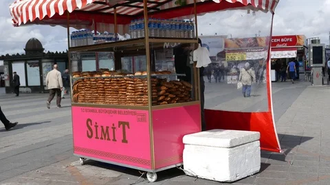 Unidentified simit (bagel shaped bread) in Kadikoy, Istanbul, Turkey. Vídeo Stock 95980904