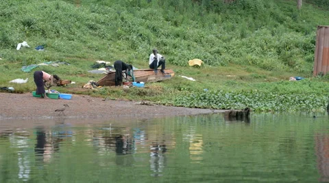 Unidentified women do laundry on the bank of the river Nile. Vídeos de archivo 59796296