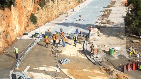 Unidentified workers put tiles in new pavement pedestrian way, Time Lapse Vidéo 87783318