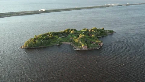 Uninhabited island Stockbeeldmateriaal 157051352