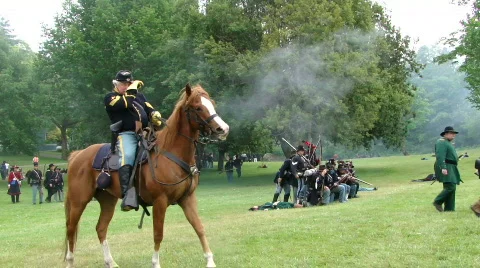 Union infantry advances under fire 731-3 Stock Footage