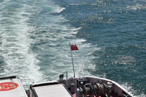 Union Jack at the dock of cruisers deck loaded with trucks 库存照片