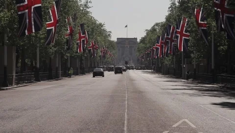 Union Jack flags line The Mall before the Royal Wedding Видео 5035259