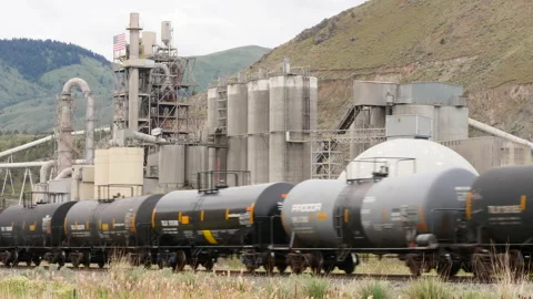Union Pacific freight train passes the Ash Grove Cement, Durkee, Oregon. Video stock 132117451