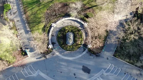 Union Square Park terrace standing empty in the middle of the day Vídeo Stock 127043548