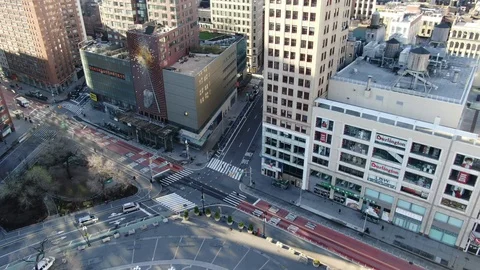 Union Square West corner with empty crosswalks and shut shops Vidéo 127042041