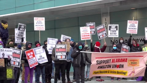 Union supporters line up to demonstrate against Amazon's union-busting tactics. Vídeo Stock 317690819