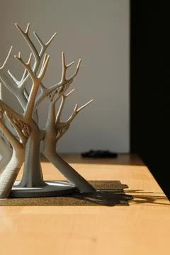 Unique 3D printed tree design showcasing intricate branches and smooth supports 库存照片