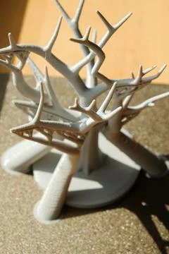 Unique 3D printed tree design with intricate branches and supports Stock-Fotos