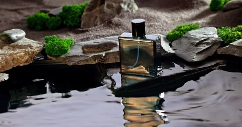 Unique blue perfume with the scent of ozone and desert. Vidéo 333048094