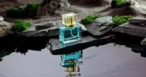 Unique blue perfume with the scent of ozone and desert. Vidéo 337373001