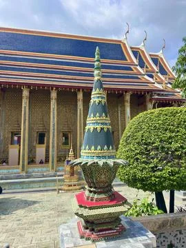 Unique ceramic mosaic stupa shaped decorative object in the courtyard of Wat Stock-Fotos