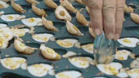 Unique Egg Cooking Method on Heart-Shaped Pan Stockbeeldmateriaal 333582208