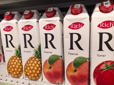Unique fruit juice boxes lined up on supermarket shelves for viewing Stockfoto's