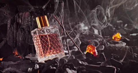 Unique incense perfume in translucent glass bottle on coal. Vidéo 340301014