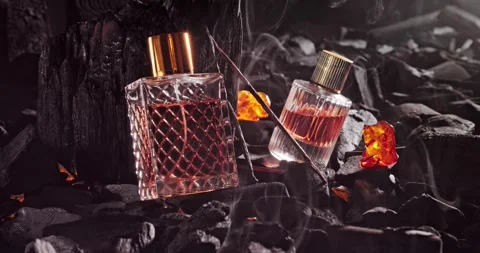 Unique incense perfume in translucent glass bottle on coal. Vidéo 340301076