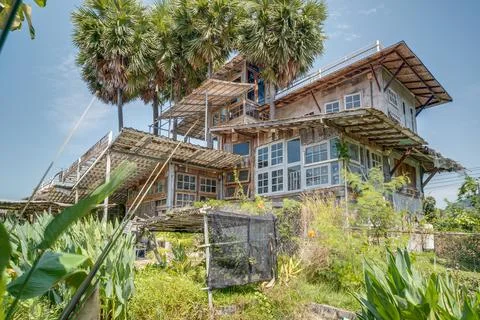 Unique Multi-Level Eco-Friendly House with Creative Wooden Architecture Stockfoto's