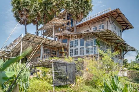 Unique Multi-Level Eco-Friendly House with Creative Wooden Architecture Foto stock