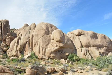 Unique Rock Formations Under a Clear Blue Sky in a Desert Landscape Foto stock