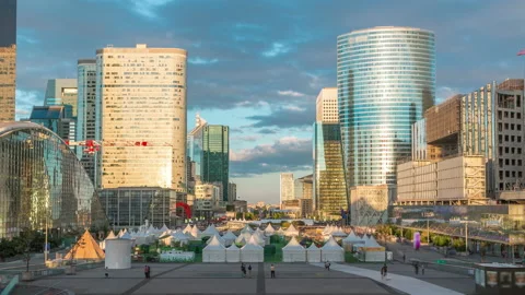 Unique skyscraper timelapse in famous financial and business district of Paris - Vídeos de archivo 153401129