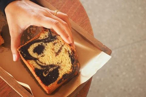Unique slice of bread with artistic design held in hand Foto stock