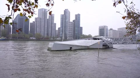 A unique structure floating on a river in London Video stock 294265667