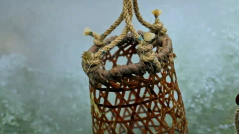 The unique tourist experience of cooking eggs in bamboo baskets at Jiuzhize.. 库存影片 334651082