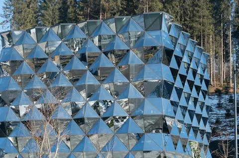 Unique triangular glass panels reflect the surrounding trees, creating a stri Foto stock