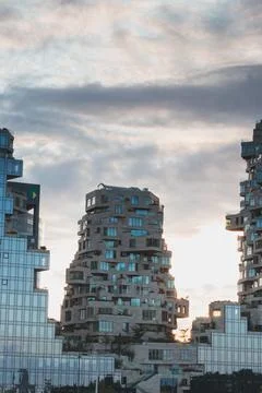 Unique U-shaped skyscraper design with family houses on top of each other cal Foto stock