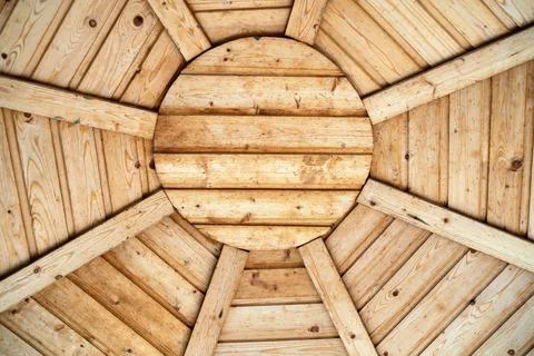Unique wooden structure featuring a central circle with radiating planks cr.. Foto stock