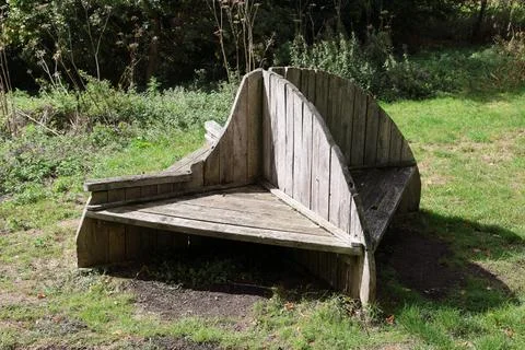 Uniquely Designed Wooden Bench With A Triangular Seat Foto stock