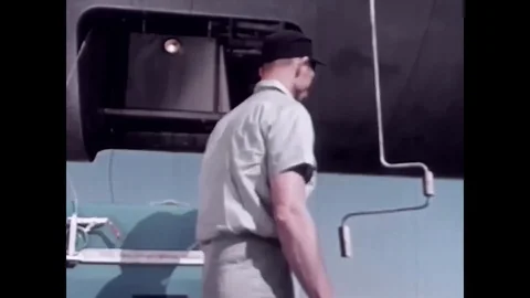 United Airline employees plot plane routes in 1959 Vídeos de archivo 100996482