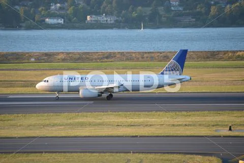 United Airlines Airbus at Portland Airport Stock Photos