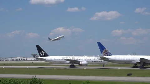 United Airlines B737 Stock Footage 270080241