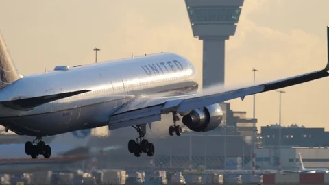 United Airlines Boeing 767 landing Stock Footage 94927061