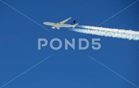 United Airlines UAL Boeing 777 In-flight Stock Photos