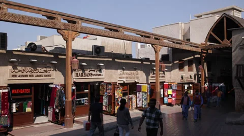 United Arab Emirates Old Souk Souq Dubai Traditional Market Mall People Shopping Vídeos de archivo 35009707