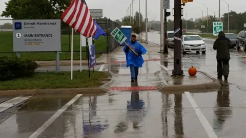 United Auto Workers on strike picket outside General Motors plant in cold rain Vídeo Stock 134424435