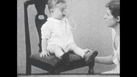 United States 1940s: Comparative developmental study featuring a human toddler Vídeos de archivo 327943110