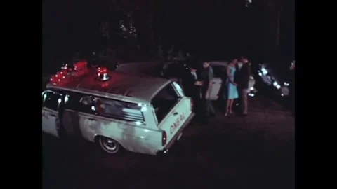 UNITED STATES - 1967 - a pair of cops interview a crashed couple on the side of Vídeo Stock 340592279