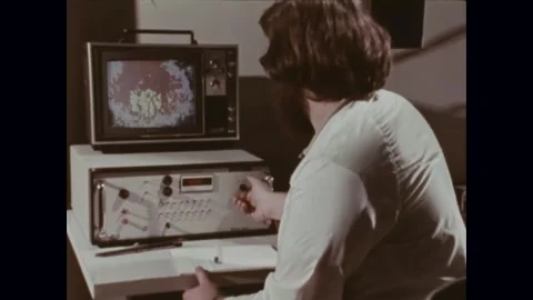 UNITED STATES - 1970s - An EROS program scientist observes satellite imagery 库存影片 340589212