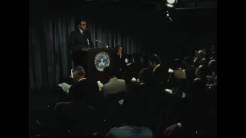 UNITED STATES - 1972: Notepad rows - Press corps fills wide defense briefing Video stock 344498031