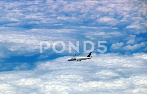 United UAL Airlines Boeing 767-300ER in-flight Stock Photos
